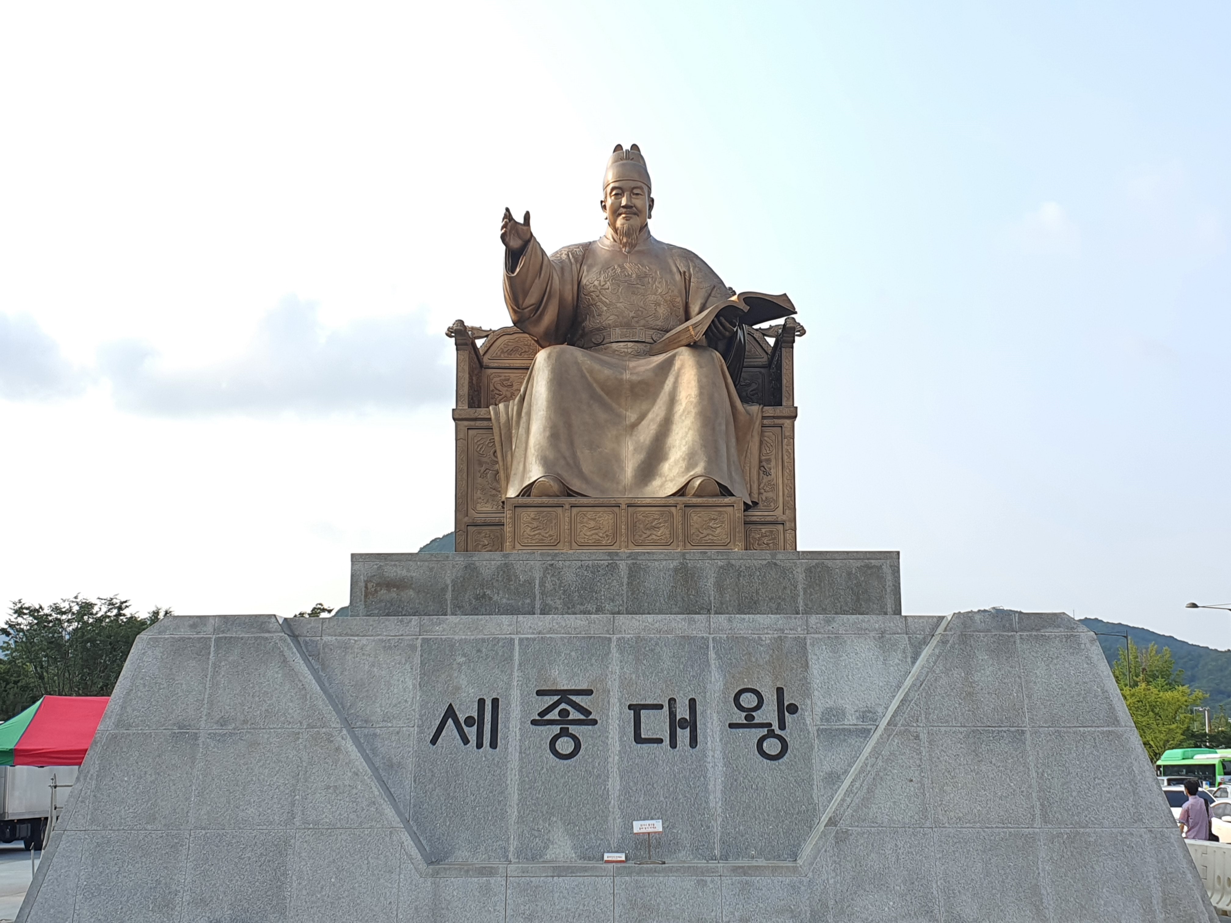 광화문광장, 새봄맞이 세종대왕·이순신장군 동상 세척